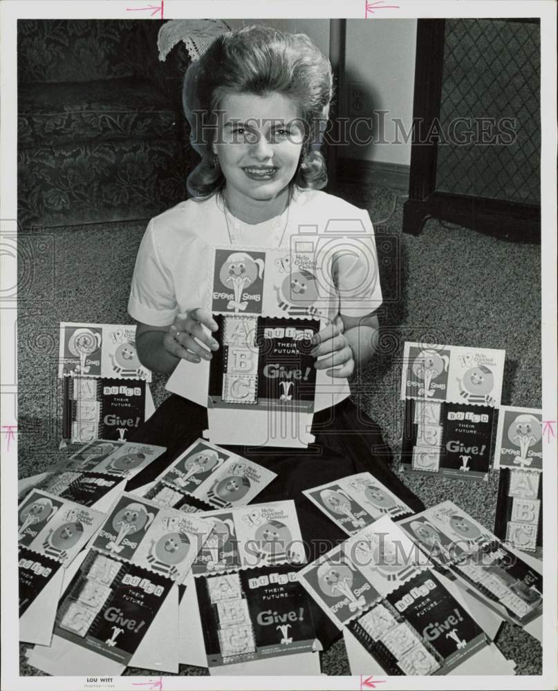 1962 Press Photo Linda McKee displays brochures. - hpa84318- Historic Images