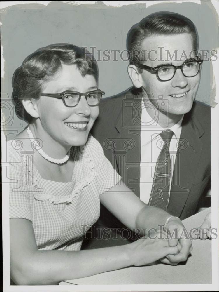 1956 Press Photo Martha Perry and Bob Gwyn married in Quaker ceremony.- Historic Images