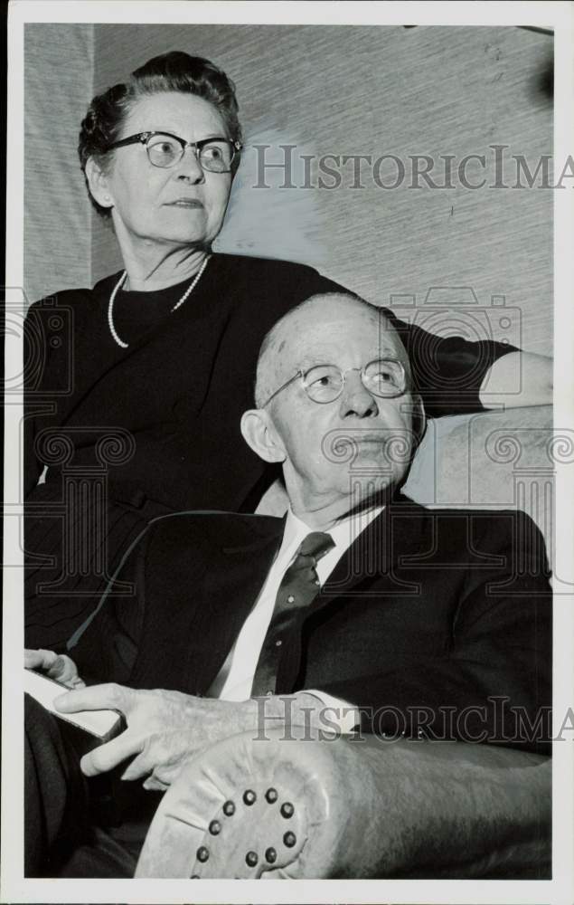 1959 Press Photo Mr. and Mrs. Frank Beadle read Bible. - hpa84394- Historic Images