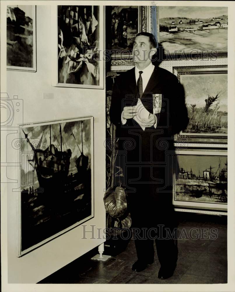 1965 Press Photo Piero Fornaciai displays his art at Foley&#39;s. - hpa84415- Historic Images