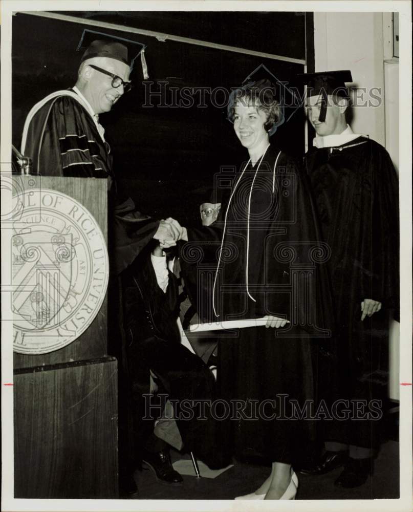 1966 Press Photo Kenneth Pitzer gives Harriet Mauzy and Lawson Taitte diplomas.- Historic Images