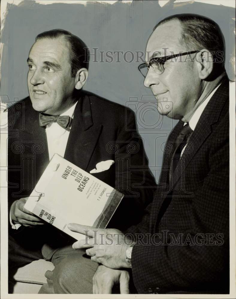 1961 Press Photo Dr. Tom Gaskell and H.A. Sears hold a book by Gaskell.- Historic Images