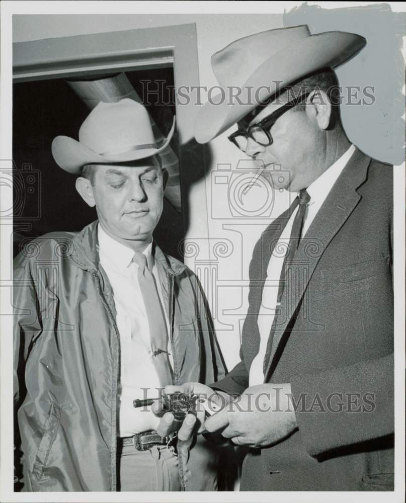 1965 Press Photo Deputies R.L. Gaston and R.G. Elton show recovered death pistol- Historic Images