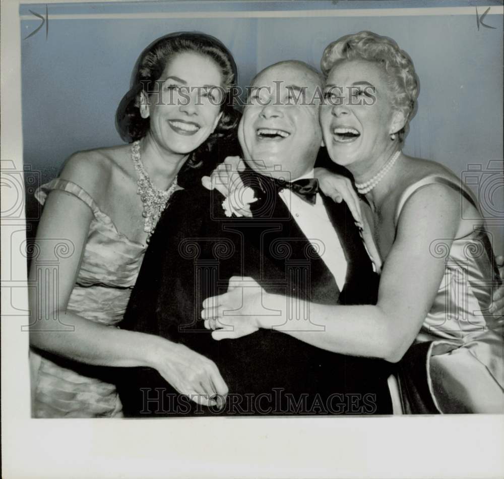 1956 Press Photo David Sarnoff with Jinx McCrary and Betty Hutton at dinner.- Historic Images