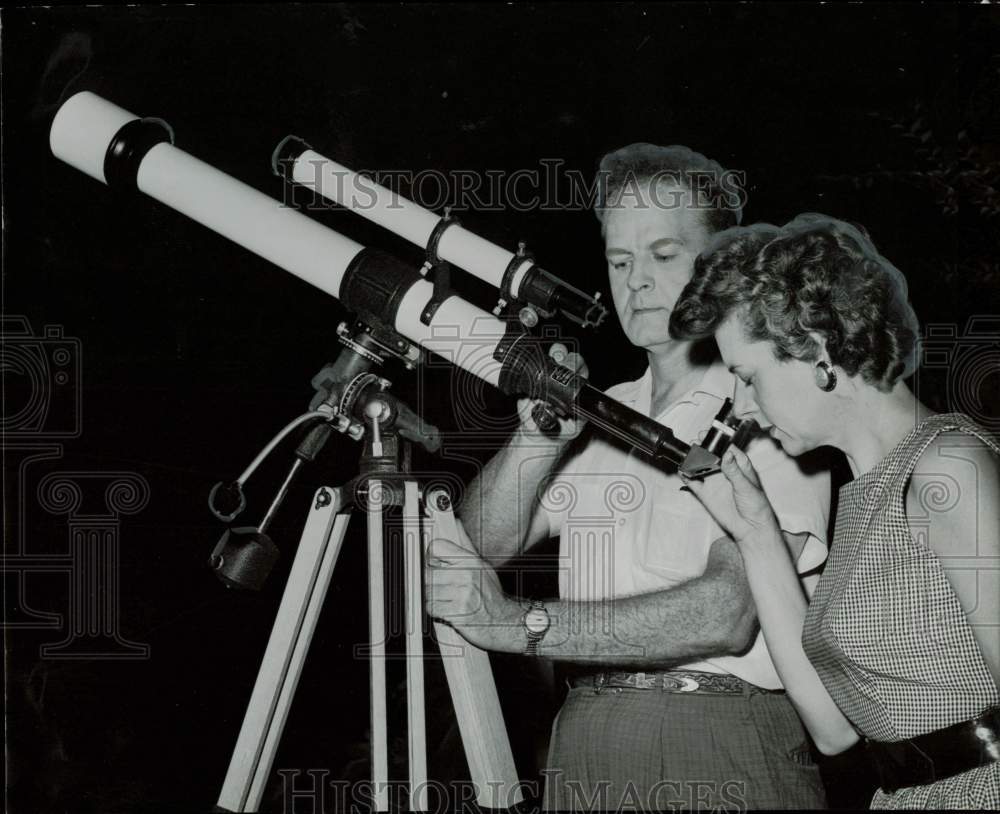 1960 Press Photo Dr. Edward Forsythe and Mrs. Raymond Sollock use telescope.- Historic Images