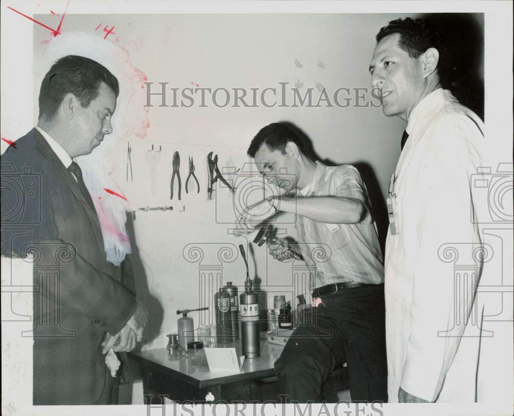 1965 Press Photo Robert Crawford, Houston police chemist, shows experiment- Historic Images