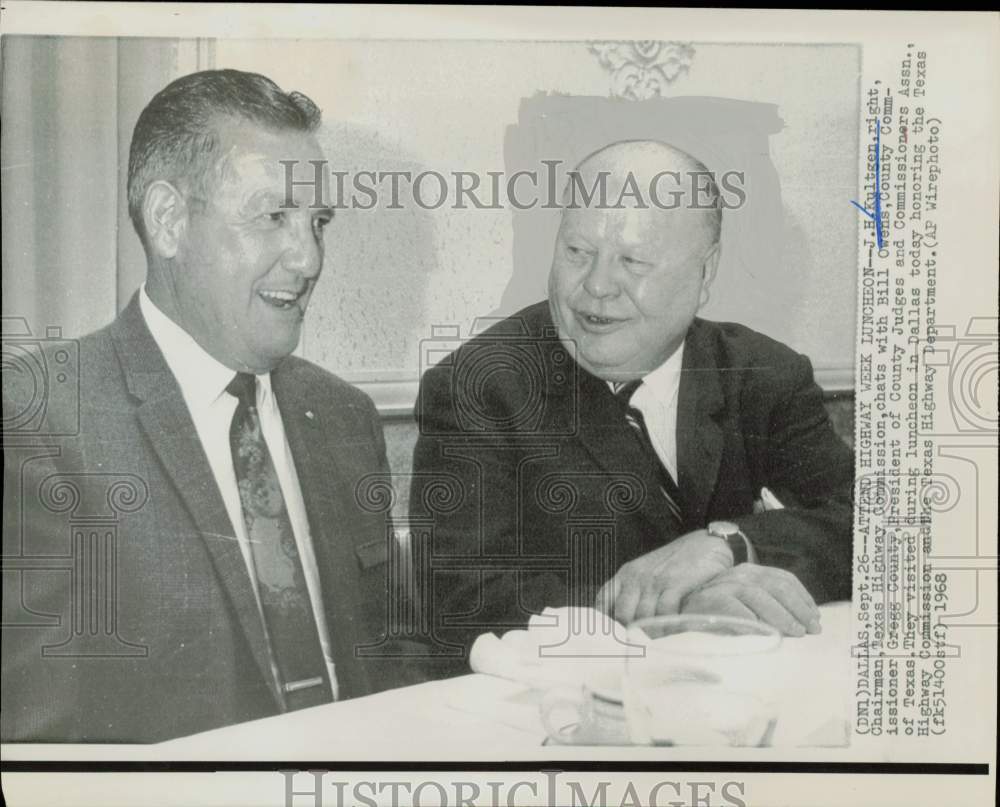 1968 Press Photo J.H. Kultgen and Bill Owens chat at Dallas luncheon.- Historic Images