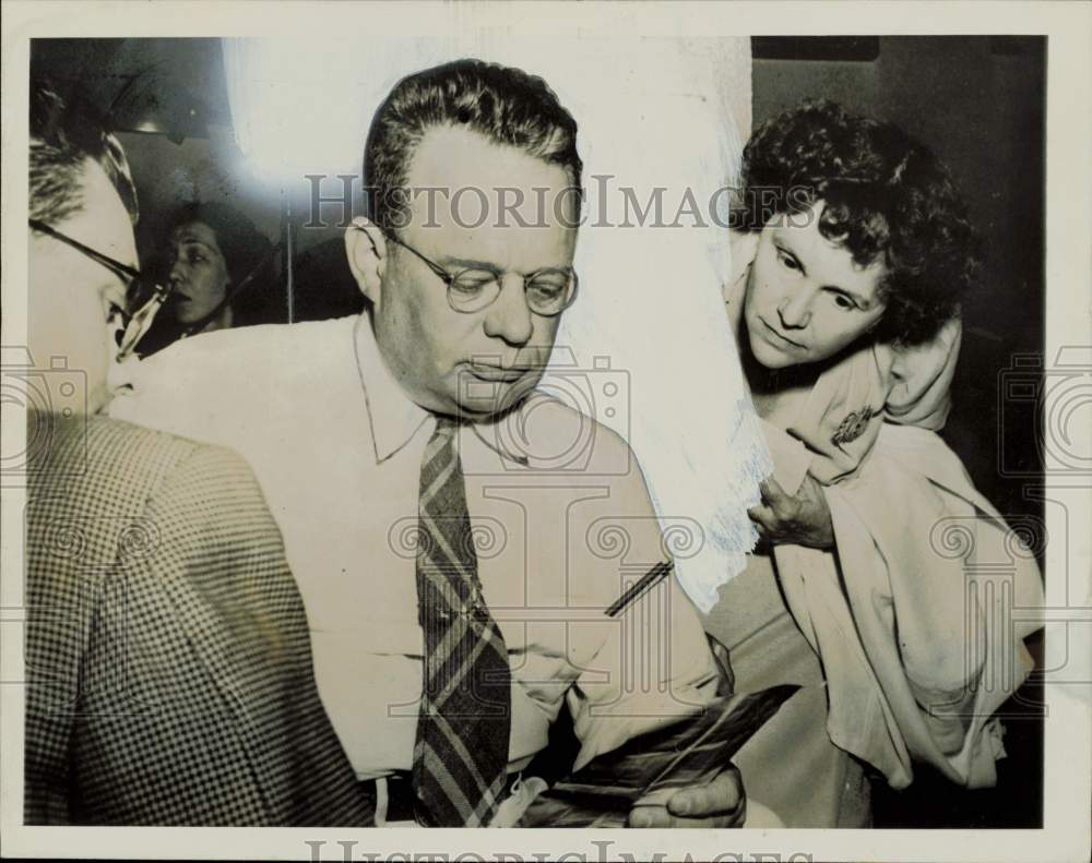 1947 Press Photo Maury Maverick, former congressman and mayor listen to returns- Historic Images