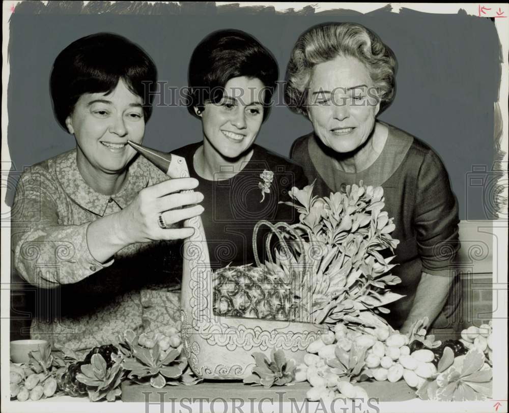 1966 Press Photo Mmes J.W. Garth, John Chapoton, Kenneth Ford at Houston Club.- Historic Images