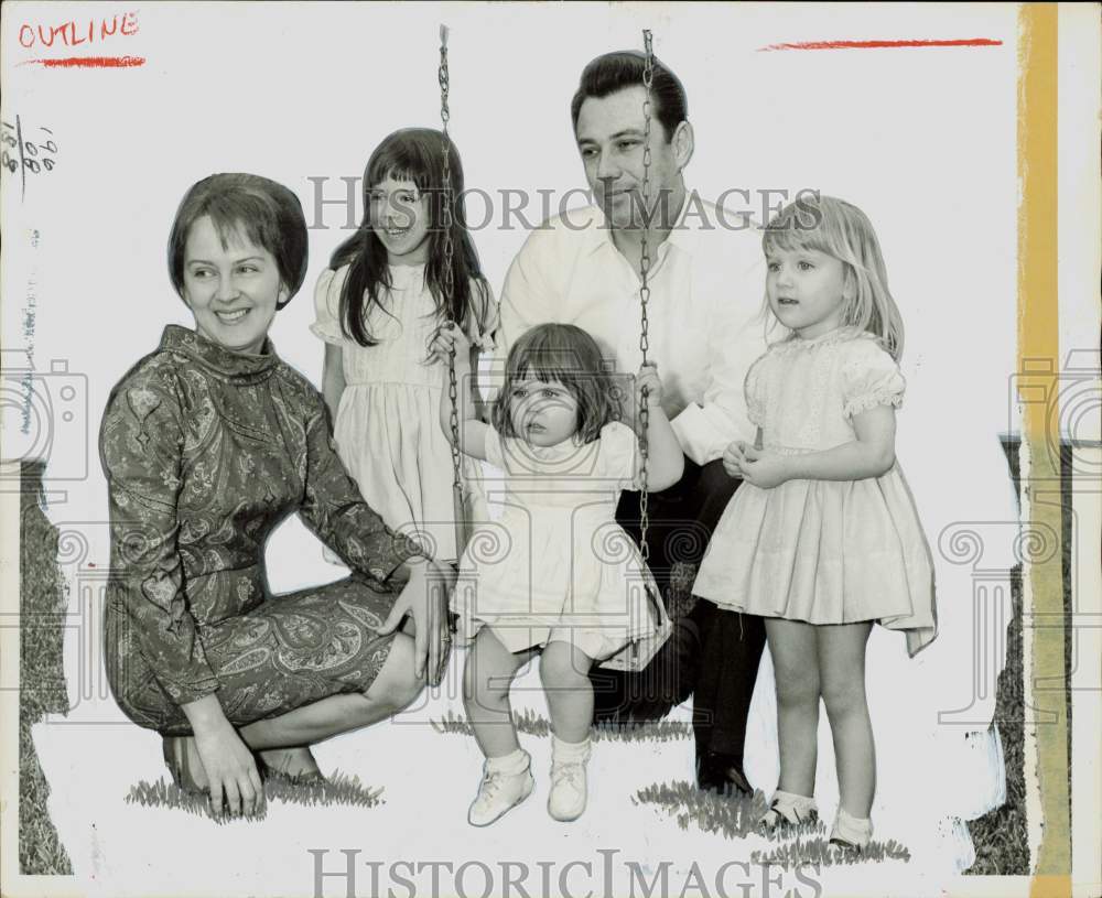 1967 Press Photo Houston policeman W.K. Ford and family. - hpa84528- Historic Images