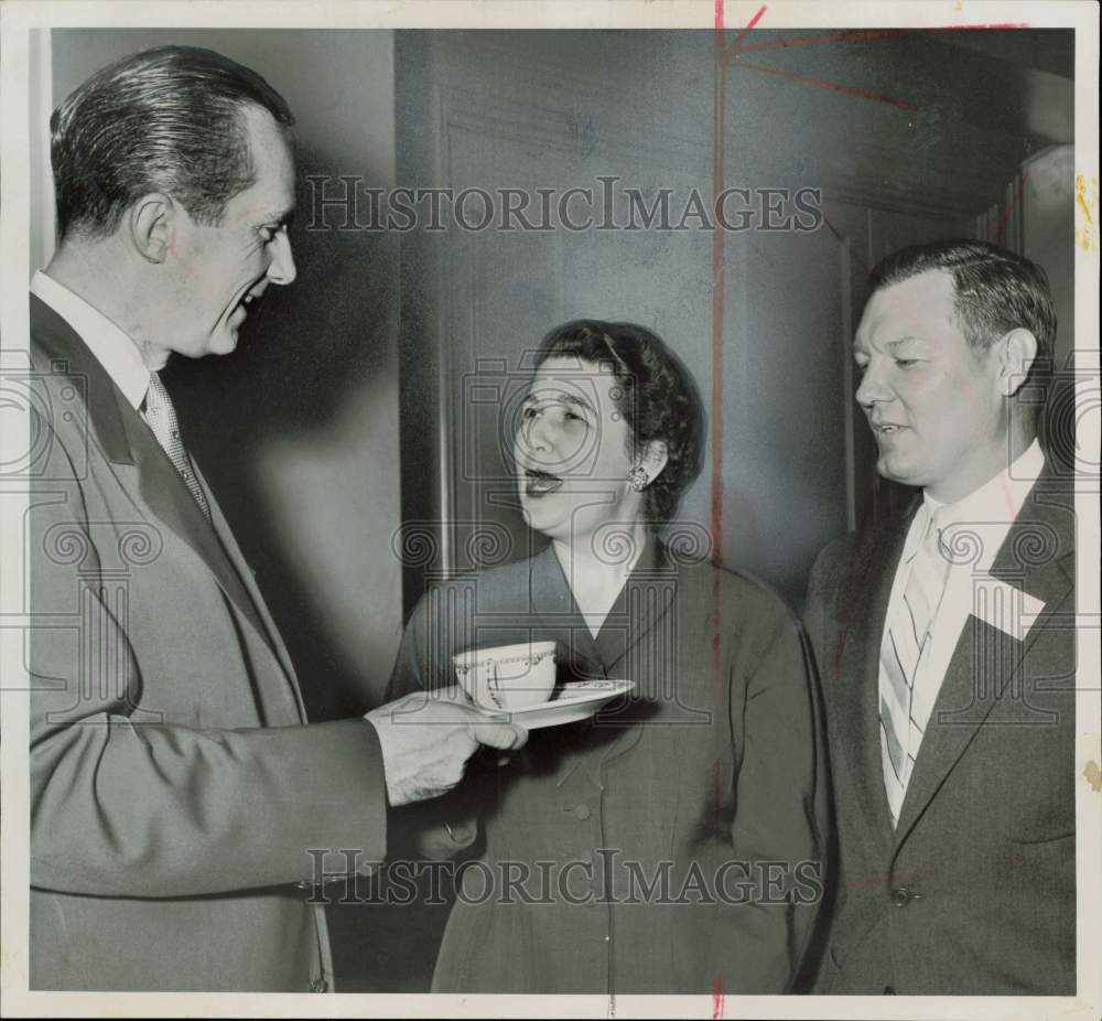 1956 Press Photo Governor Shriver, Gail Whitcomb and Hall Timanns confer.- Historic Images