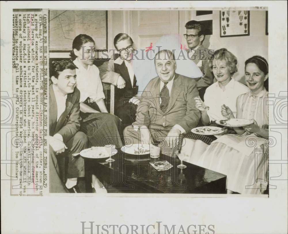 1958 Press Photo Stephen Galatti, AFS director, talks with exchange students.- Historic Images