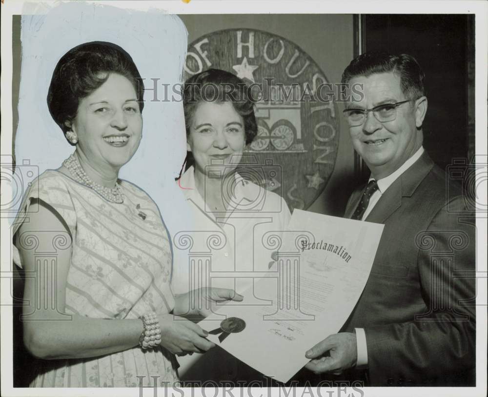 1966 Press Photo Vera Daily, Harris County Medical Assistants Society hostess.- Historic Images