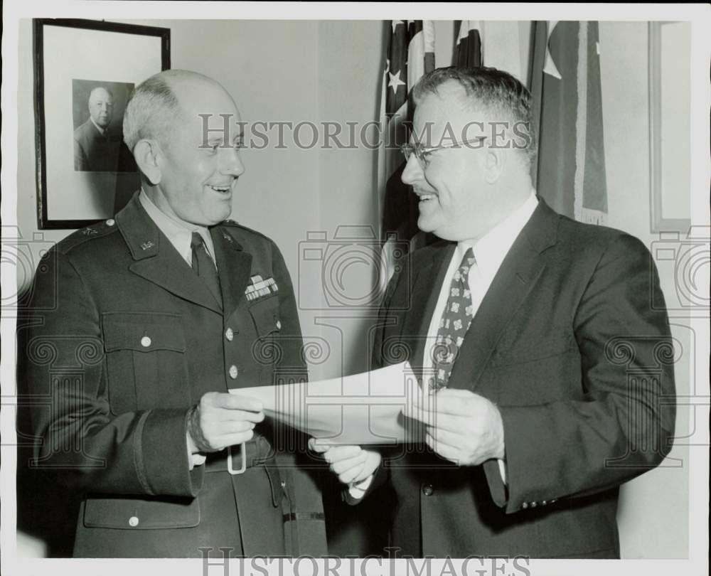 1956 Press Photo General Lewis Griffing chats with Vernon Sanford of Texas Press- Historic Images