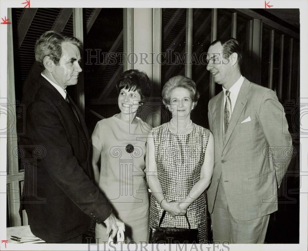 1967 Press Photo Sir Anthony and Lady Part with the William Caudills in Houston- Historic Images