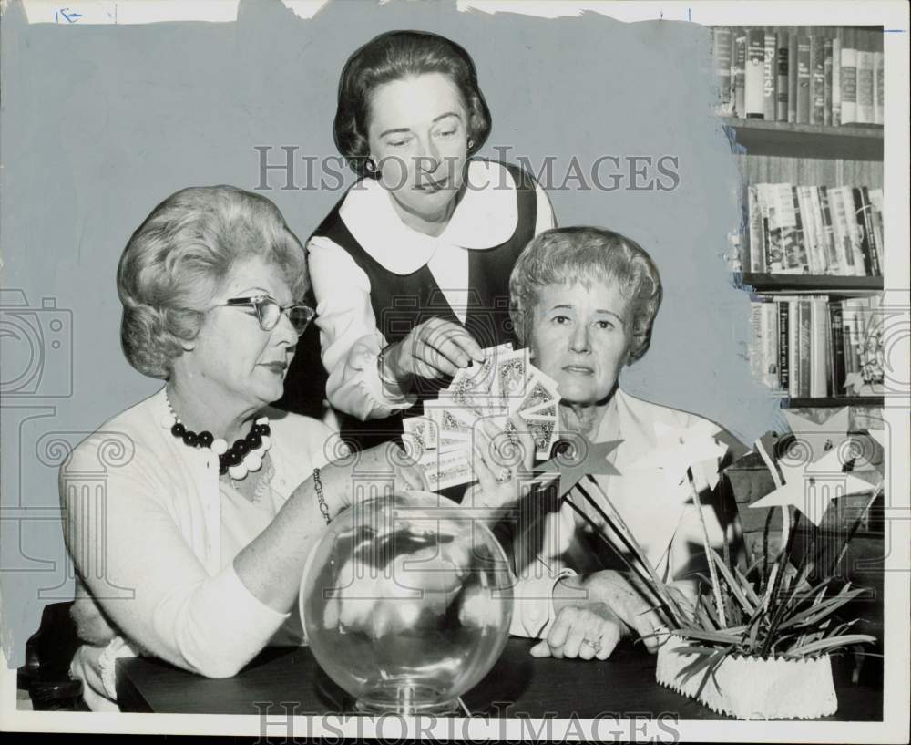 1965 Press Photo Mrs. Thomas Bowman, fellow Yacht Club members at Zodiac party- Historic Images