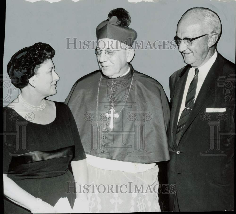 1958 Press Photo Reverend W.J. Nold talks with Mr. and Mrs. George Strake.- Historic Images