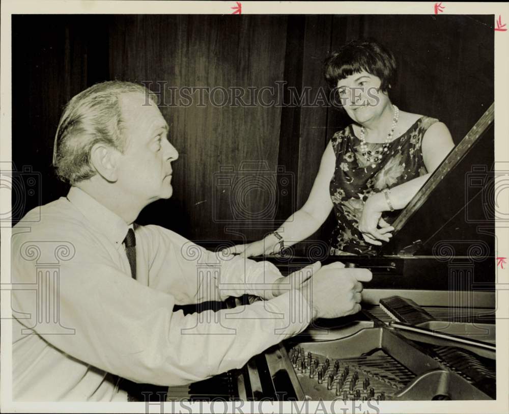 1967 Press Photo Colette Malcuyznski with her husband, a pianist, in Houston.- Historic Images