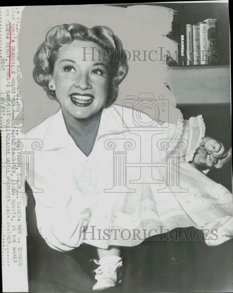 1956 Press Photo Bonita Granville holds daughter Linda Bonita in Hollywood- Historic Images