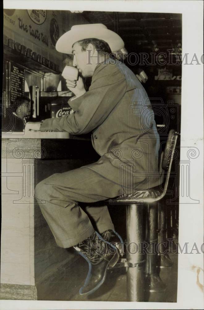 1955 Press Photo J.T. Rutherford os Texas drinks coffee at Washington drug store- Historic Images