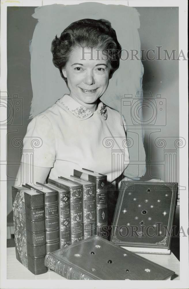 1956 Press Photo Mrs. Harry &quot;Pepper&quot; Davis, rare book dealer in Houston.- Historic Images