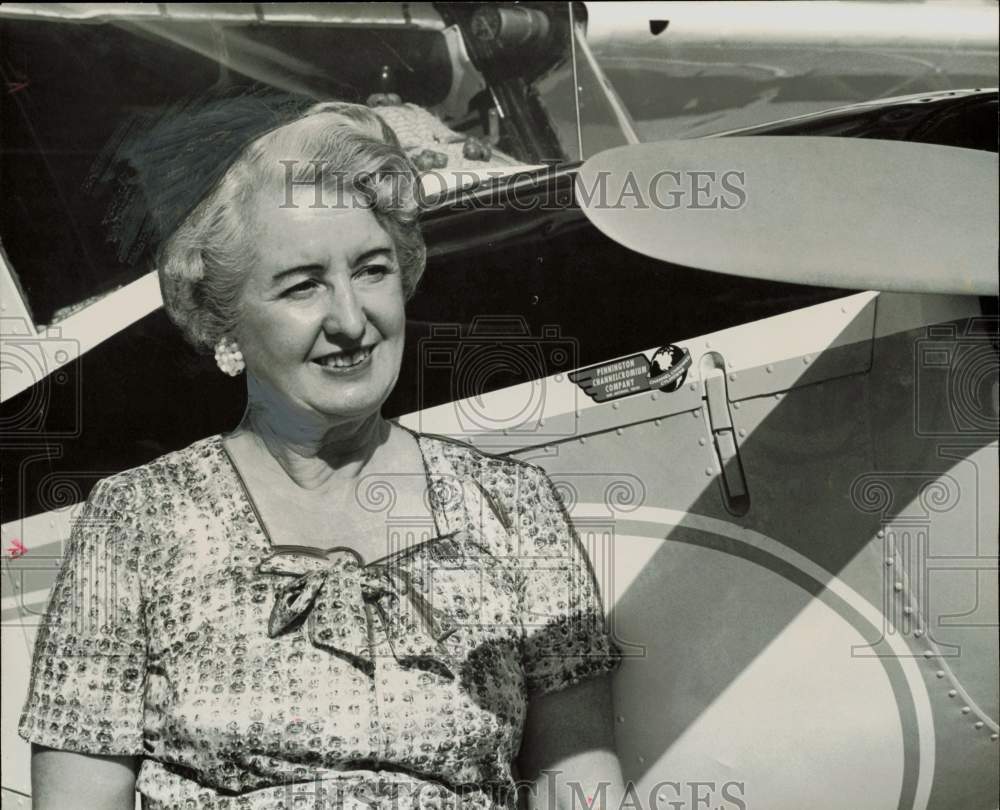 1958 Press Photo Edna Gardner Whyte poses near airplane in Fort Worth, Texas- Historic Images