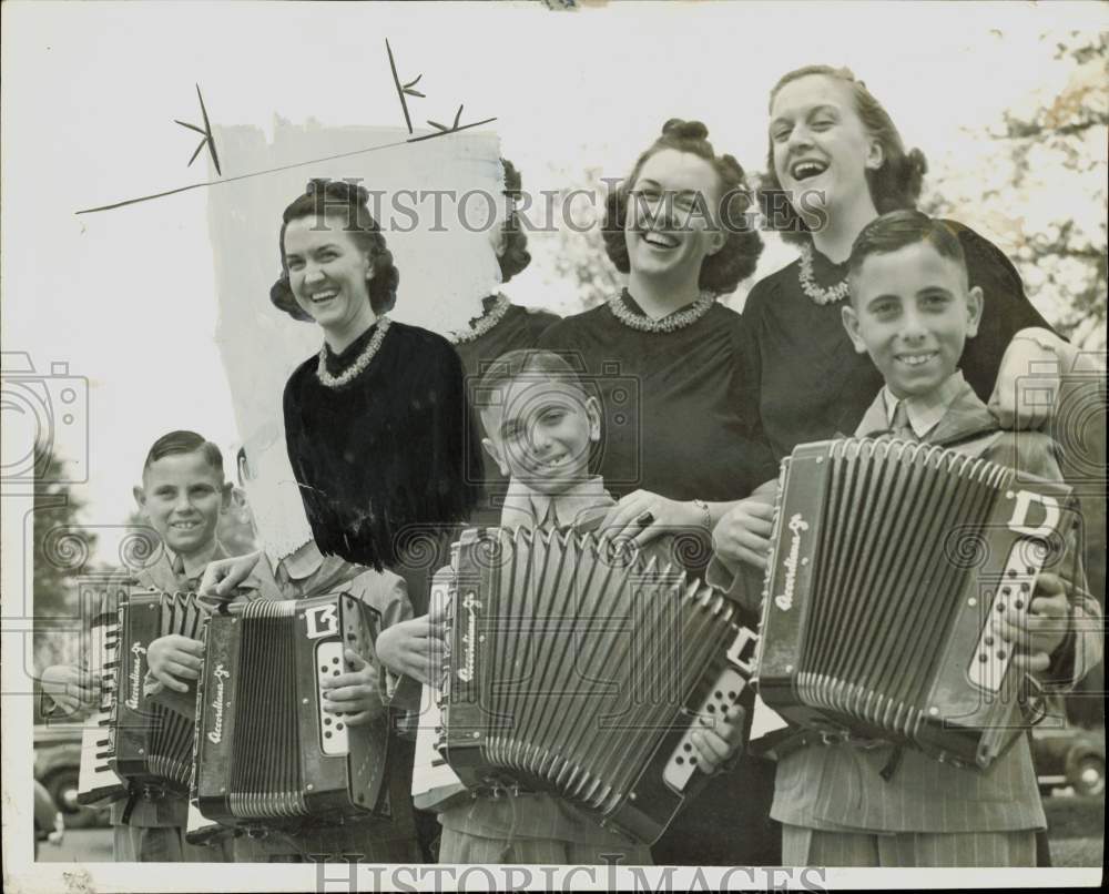 1939 Press Photo Entertainers the Keys Sisters with accordion players- Historic Images