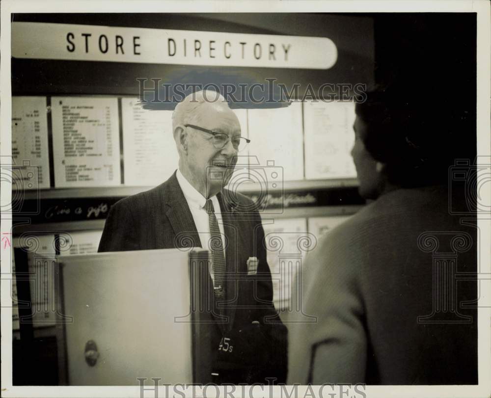 1962 Press Photo LeRoy H. Stubblefield, Superintendent at Foley&#39;s, with customer- Historic Images
