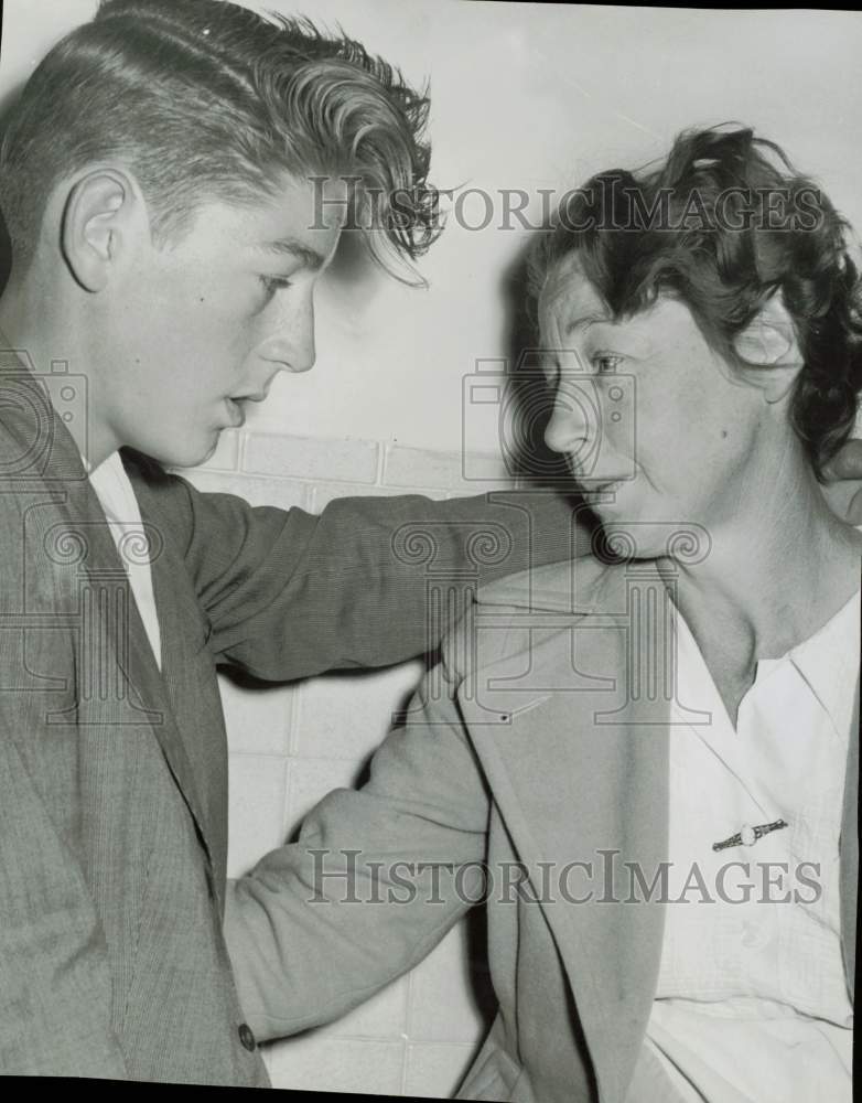 1955 Press Photo Jack Sanford comforts mother after her home burned, Houston, TX- Historic Images