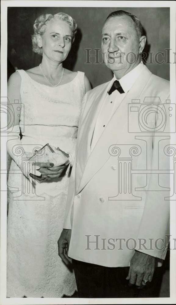 1958 Press Photo Mr. and Mrs. Louis Sonnen attend opening night at The Met- Historic Images