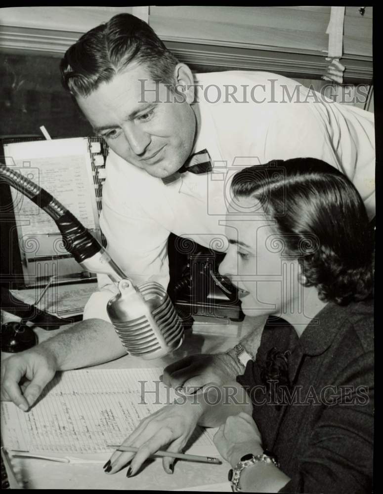 1955 Press Photo Sgt. George Nichols trains Billie Raymond on sheriff&#39;s radio- Historic Images