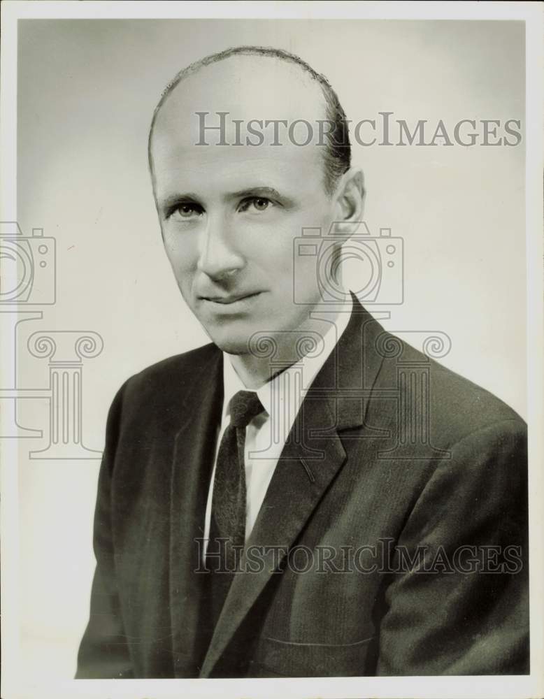 1962 Press Photo Gary Robinson, Magnaflux Corporation materials testing manager.- Historic Images