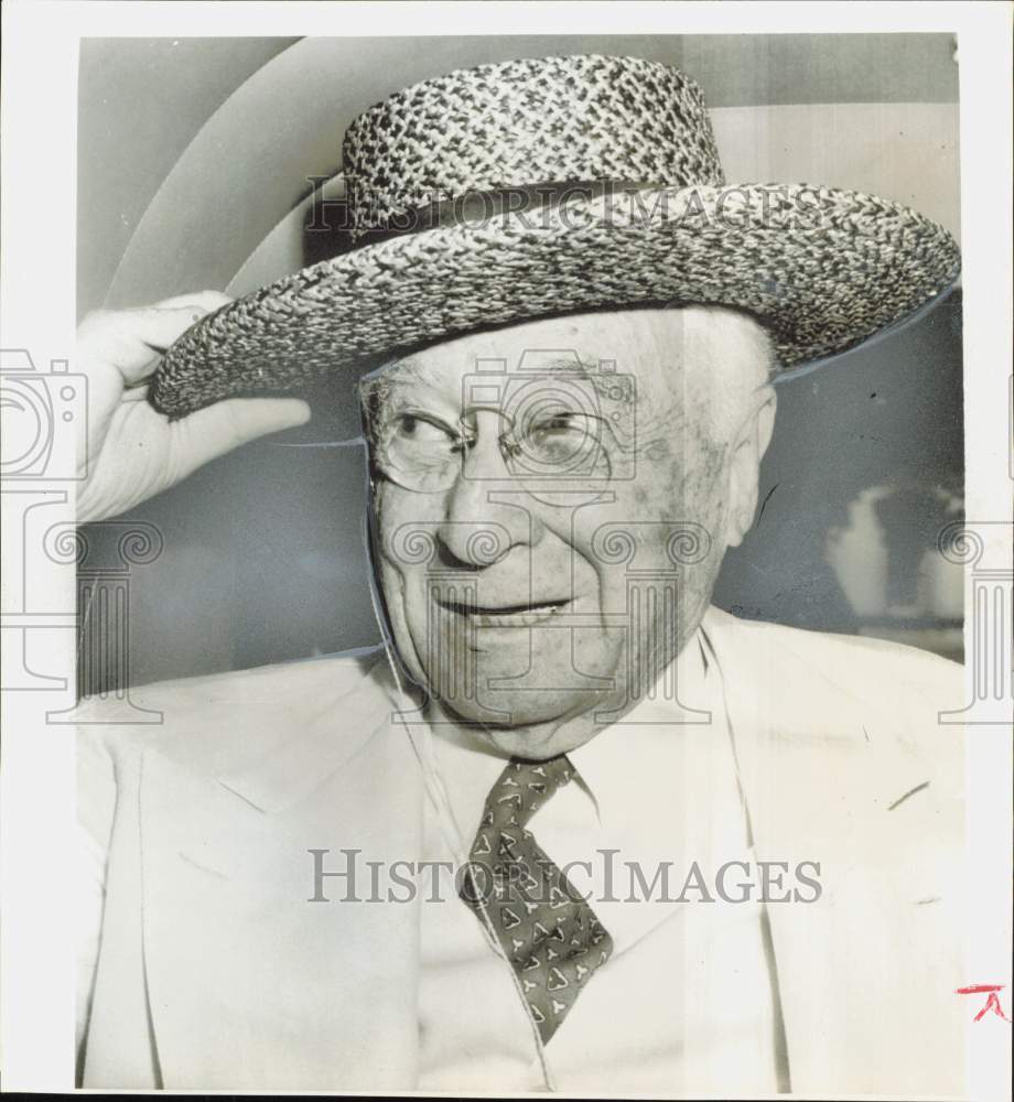 1955 Press Photo Bernard Baruch, presidential adviser, adjusts hat in Washington- Historic Images