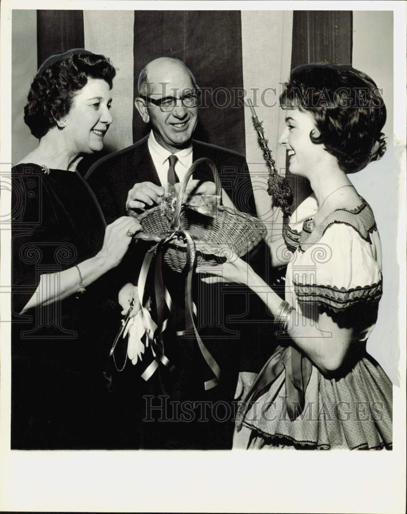 1962 Press Photo Sue Benton offers Mexican candy to Mr. and Mrs. Ambrose Gerner- Historic Images