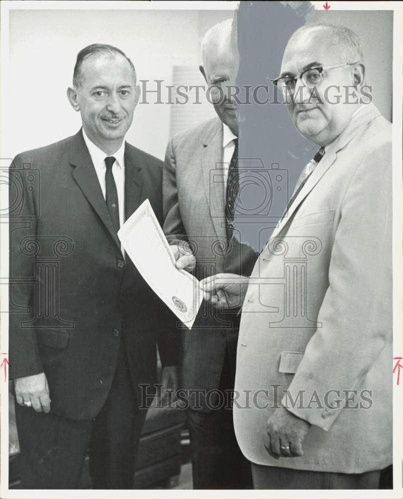 1964 Press Photo Leon Forcheimer, honored by Houston Philatelic Society members- Historic Images