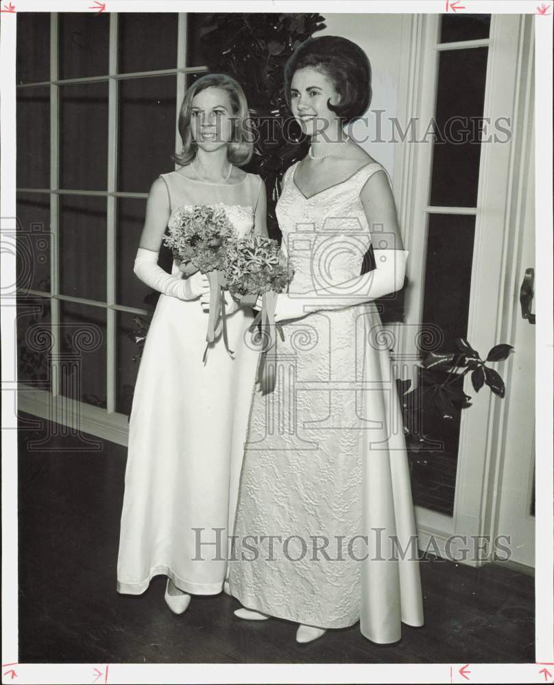 1966 Press Photo Katherine LaRoche and Janet Burroughs, Houston debutantes.- Historic Images