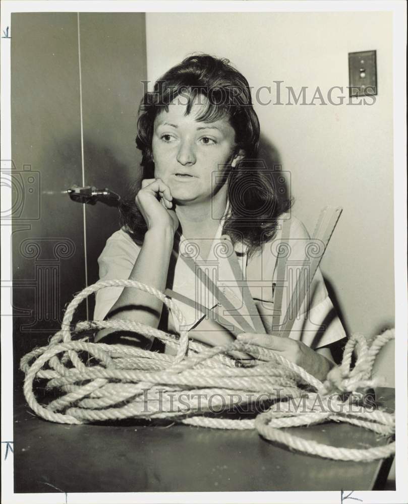 1965 Press Photo Julia Scarborough shows rope and hacksaws used in jailbreak.- Historic Images