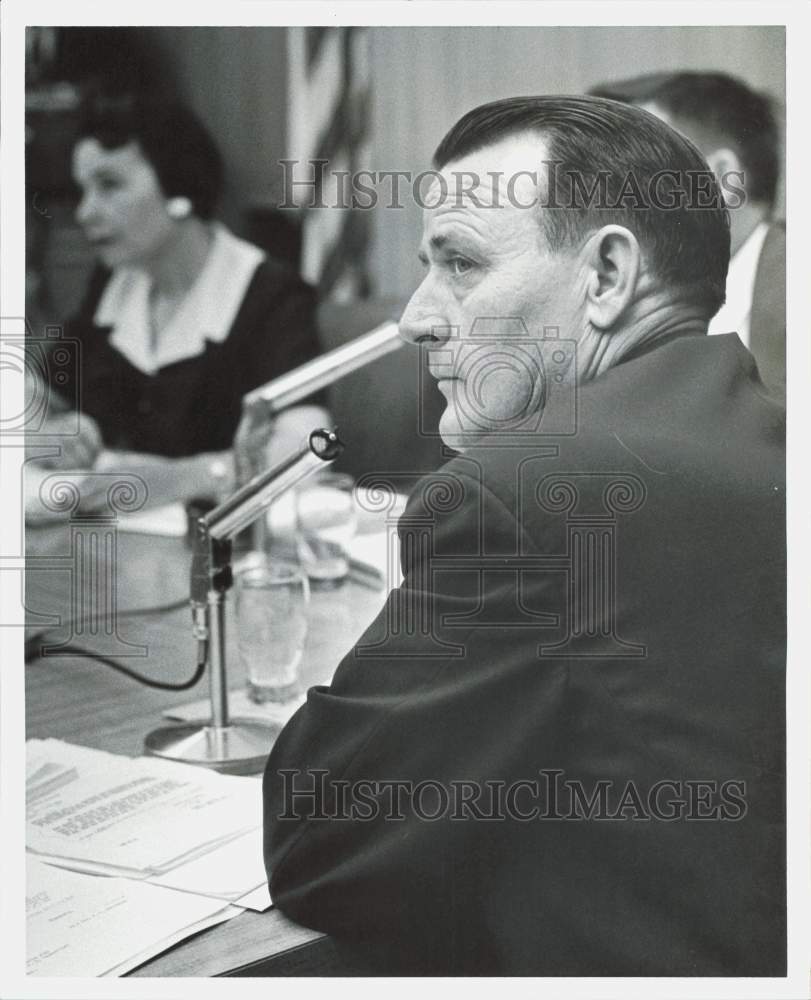 1958 Press Photo Mrs. Dallas Dyer and G.C. Scarborough at Houston school meeting- Historic Images