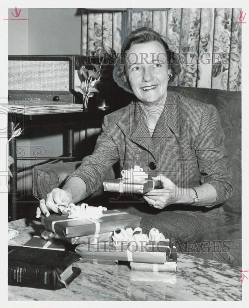 1958 Press Photo Mrs. Spurgeon, District Judge wife, shows wrapped gifts.- Historic Images