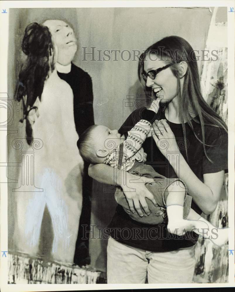 1965 Press Photo Houston artist Jan Hinton holds her son next to a painting- Historic Images