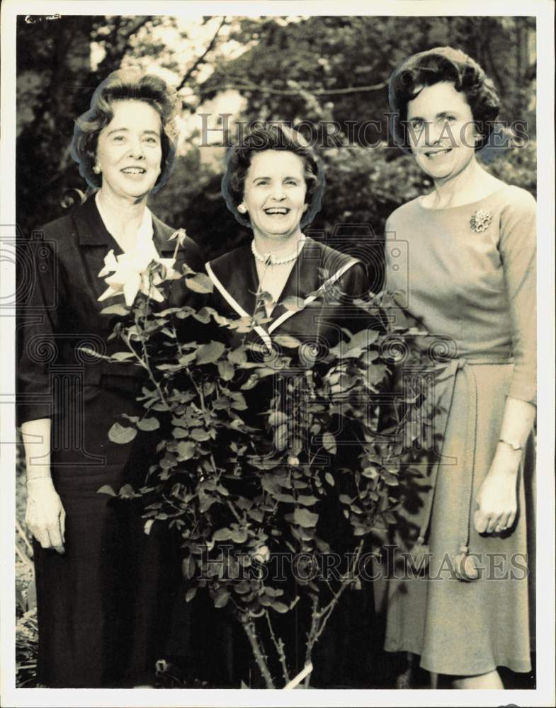 1962 Press Photo Mmes P.G. Hoffman, Herbert Peeples and Henry Dudley in Garden- Historic Images