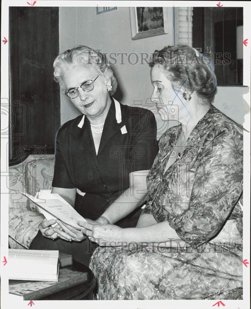 1961 Press Photo Mmes. Karl Oelfke and L.A. Ratliff of Current Literature Club.- Historic Images