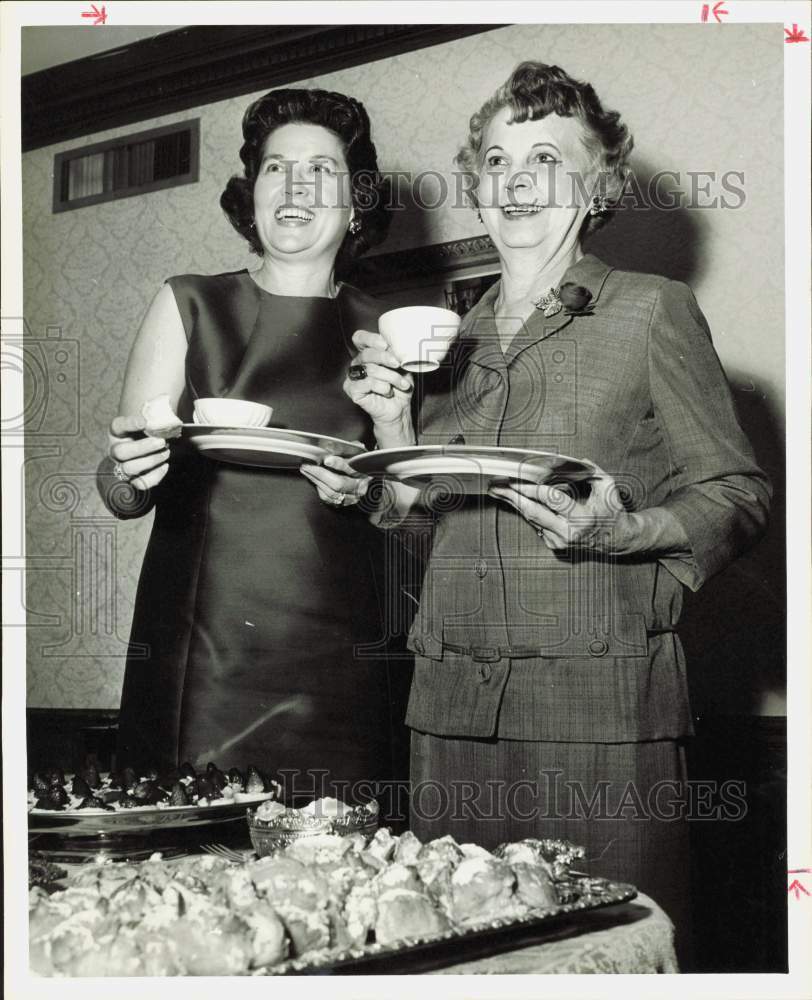 1967 Press Photo Mrs. Roy Olsen and Grace Winn attend party in Houston.- Historic Images