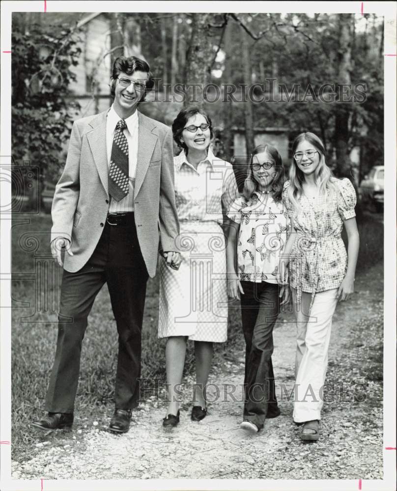 1975 Press Photo Dr. and Mrs. Donald Olson with their daughters in Houston- Historic Images