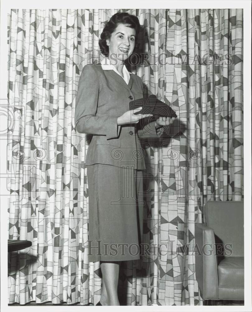 1961 Press Photo Mrs. Agile (Dora) Redmon, holding cap - hpa85418- Historic Images