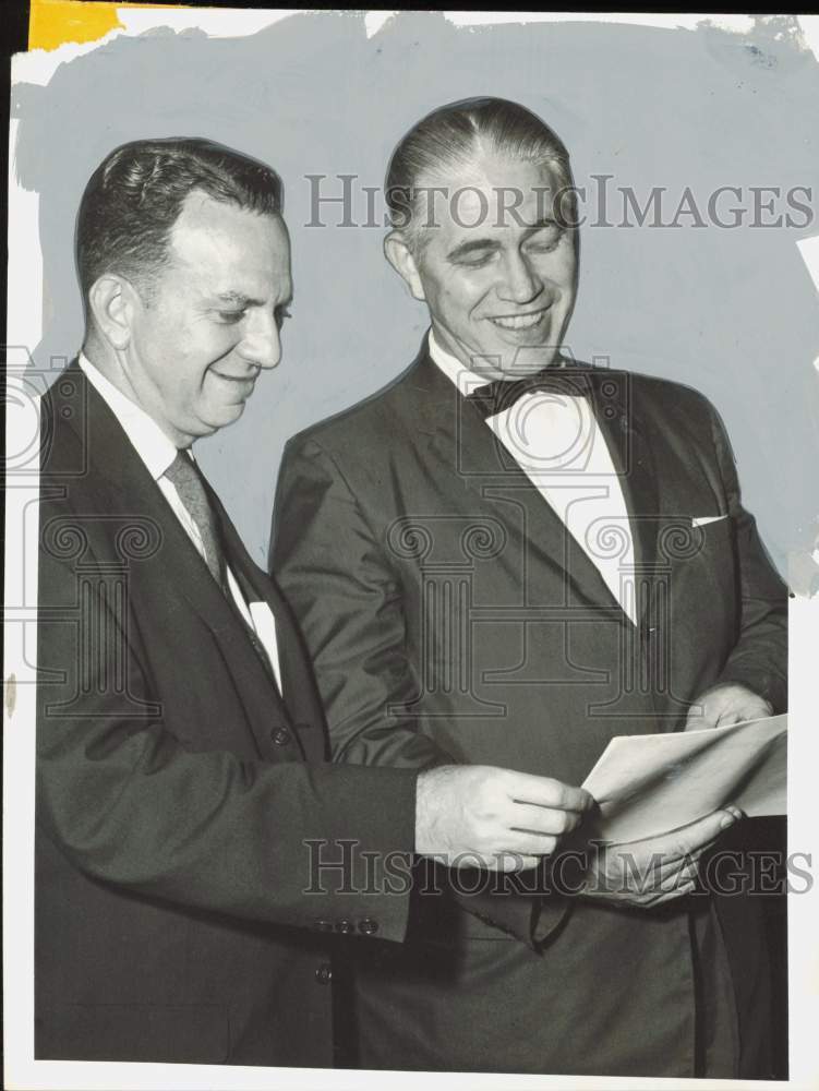 1958 Press Photo Lee Potter and Everton Kennerly, Houston attorney, confer.- Historic Images