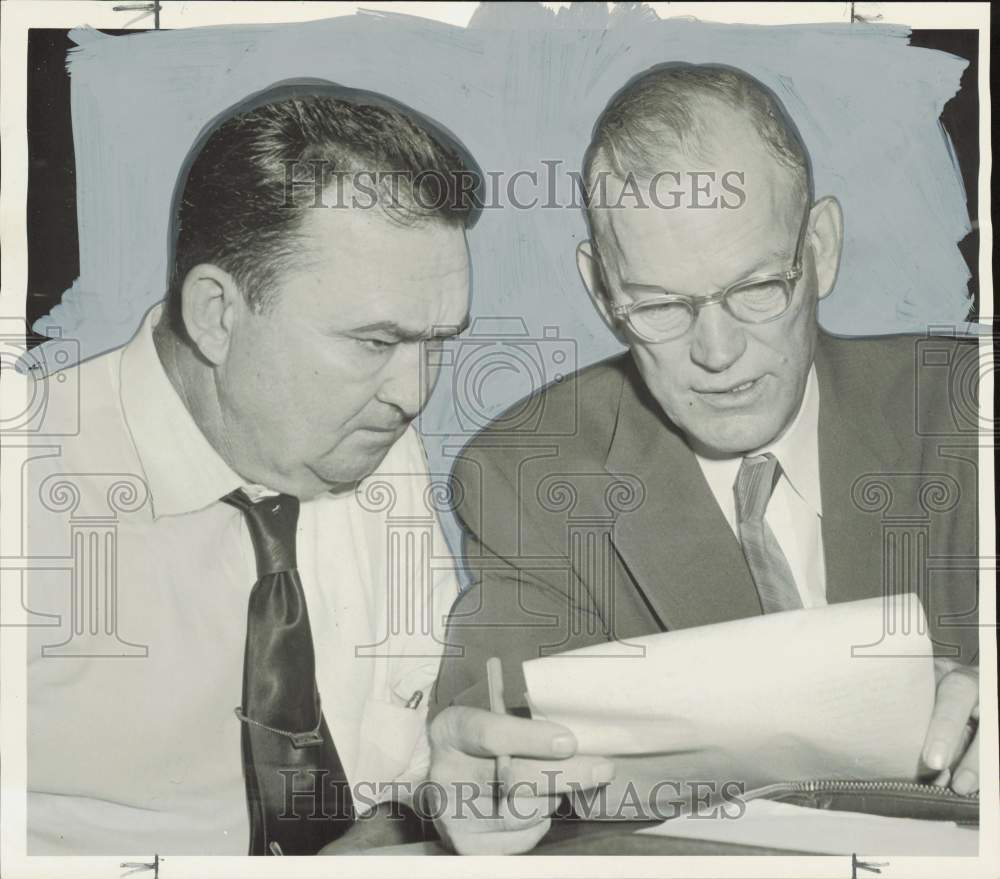 1954 Press Photo Osborne Kennedy and attorney Leon Lusk confer before trial.- Historic Images