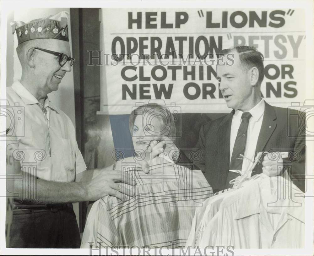 1965 Press Photo Mr. and Mrs. W. W. Sandefer donate clothing to Ned Harwell.- Historic Images