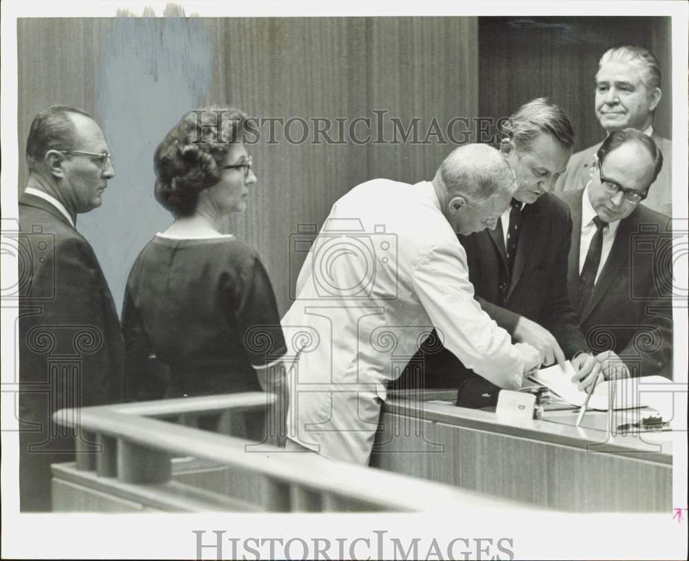 1965 Press Photo Mr. and Mrs. James Brammer and attorneys shown in courtroom.- Historic Images