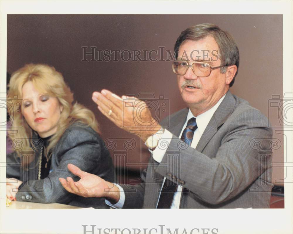 1991 Press Photo Bob Owens addresses Texas Pardons and Paroles meeting.- Historic Images